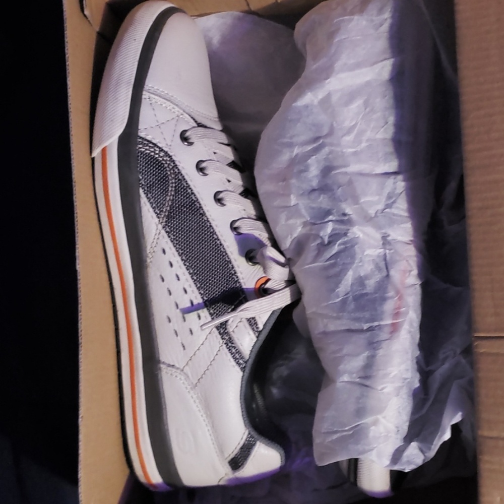 SKECHERS